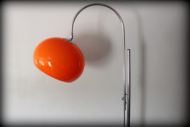 Vintage design compacte booglamp met oranje kap
