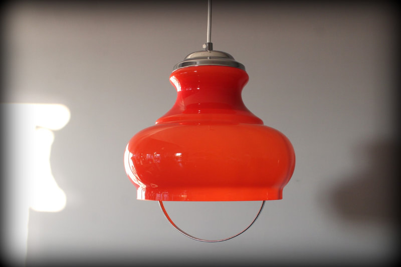 Charmante oranje opaal glazen  vintage hanglamp
