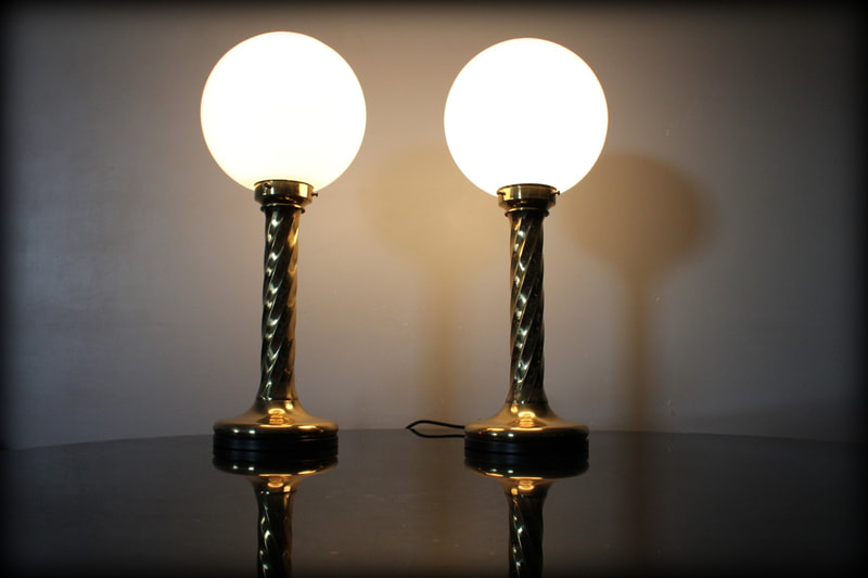 Stijlvol paar vintage 'Hollywood Regency'
tafellampen  koperwerk