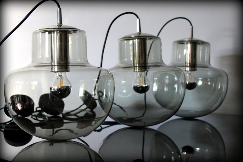 3 vintage Space Age design hanglampen Peill & Putzler licht getint glaswerk